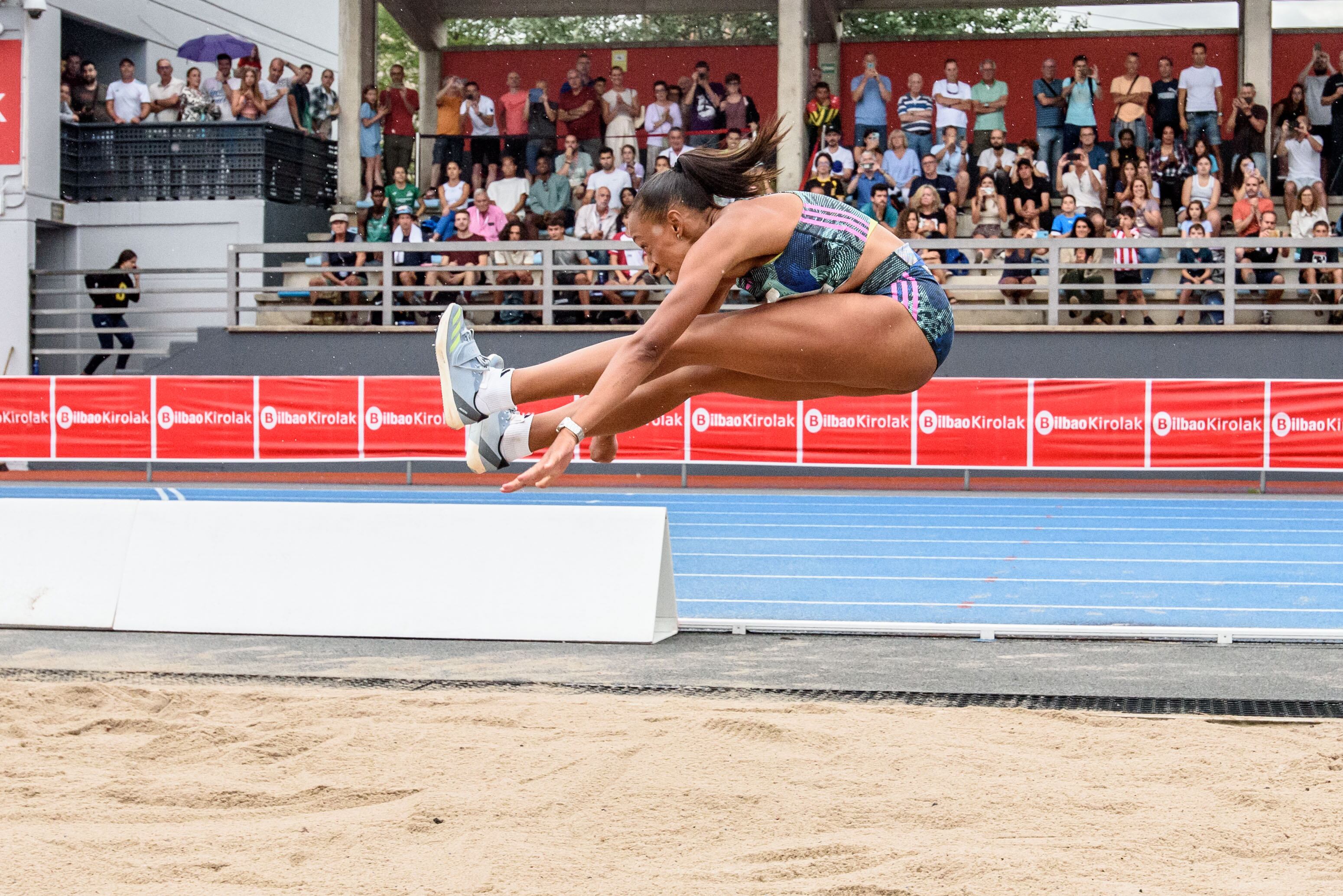 BILBAO, 12/07/2023.- La atleta española Ana Peleteiro participa este miércoles en la prueba de triple salto en la XVIII Reunión Internacional de Atletismo Villa de Bilbao. EFE/ Javier Zorrilla
