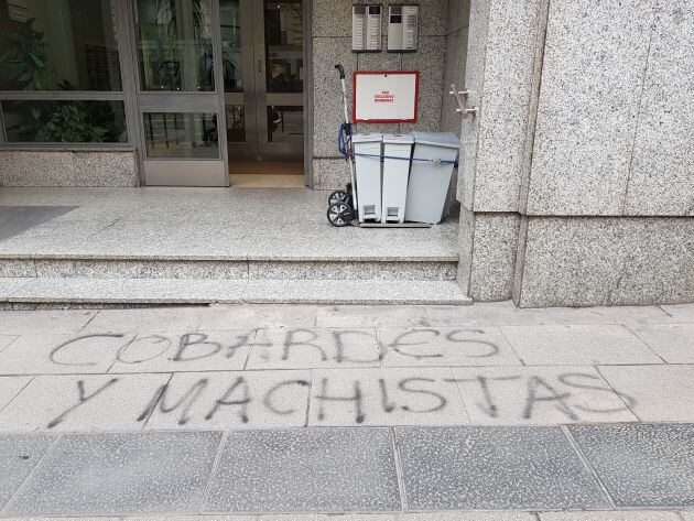 Pintada frente al edificio del TSJM