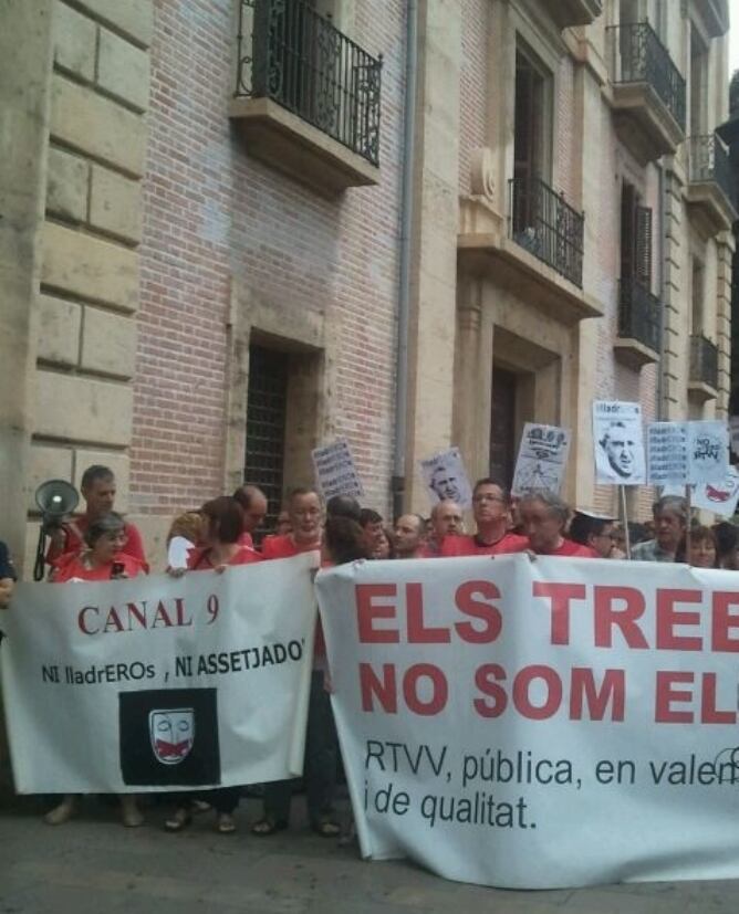 Manifestación de trabajadores de RTVV a las puertas del TSJ