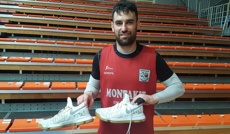 Llevando estas zapatillas, el croata anotó el triple sobre la bocina para darle el triunfo al &#039;Fuenla&#039; ante UCAM en la primera vuelta.