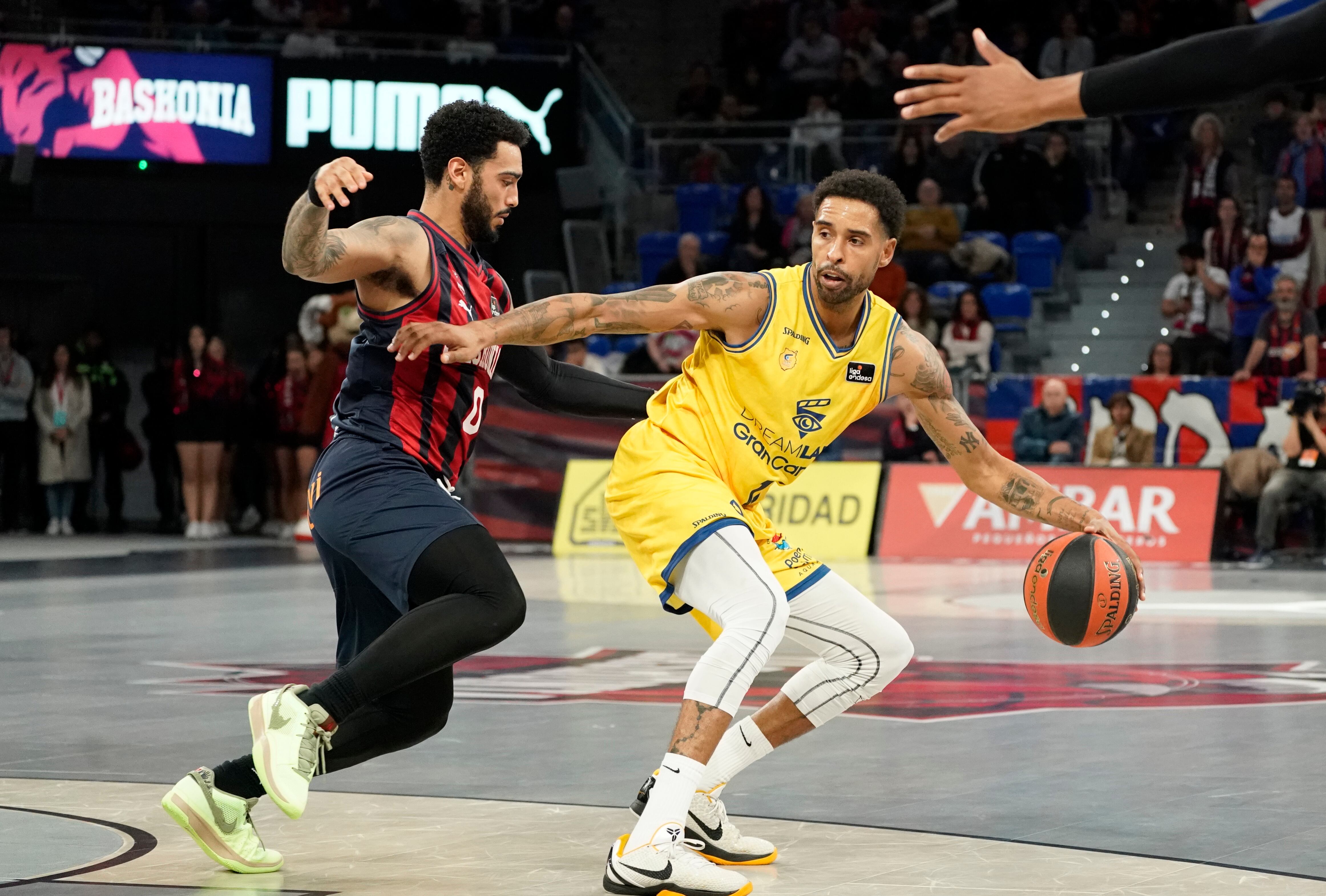 VITORIA (PAÍS VASCO), 05/11/2023.- Marcus Howard (i) del Baskonia en acción ante Sylven Landesberg del Gran Canaria este domingo, durante un partido de la Liga Endesa de Baloncesto, en Vitoria. EFE/ L. Rico
