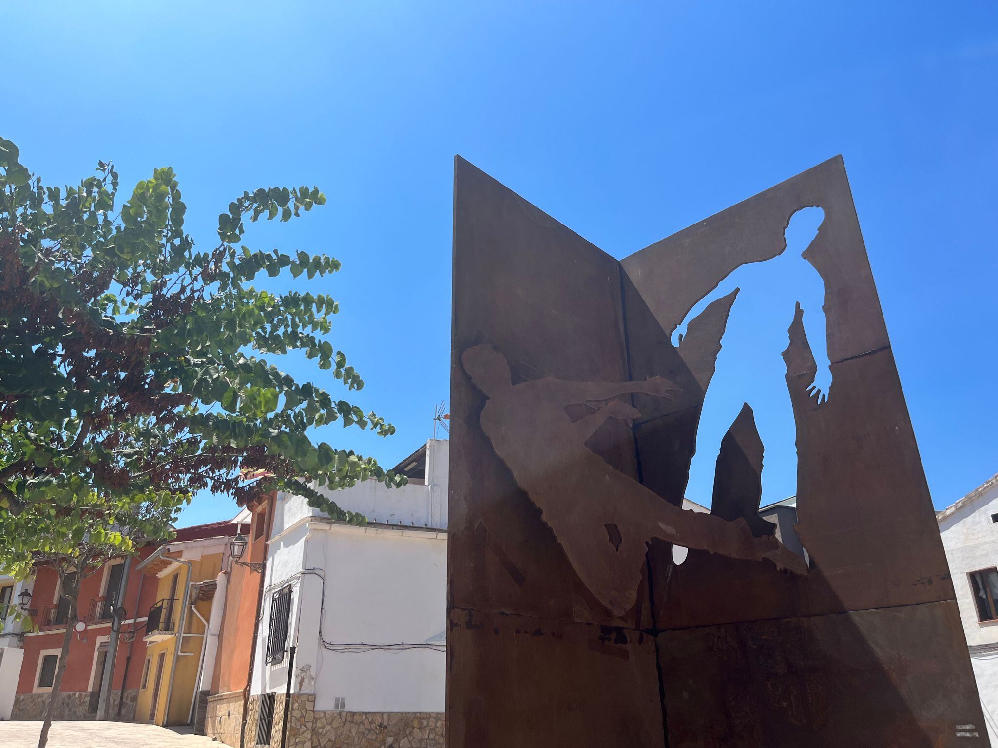 La escultura “L&#039;angle trencat pel moviment”.  (1980) Manuel Boix, en la Plaça del Trinquet de Xàtiva