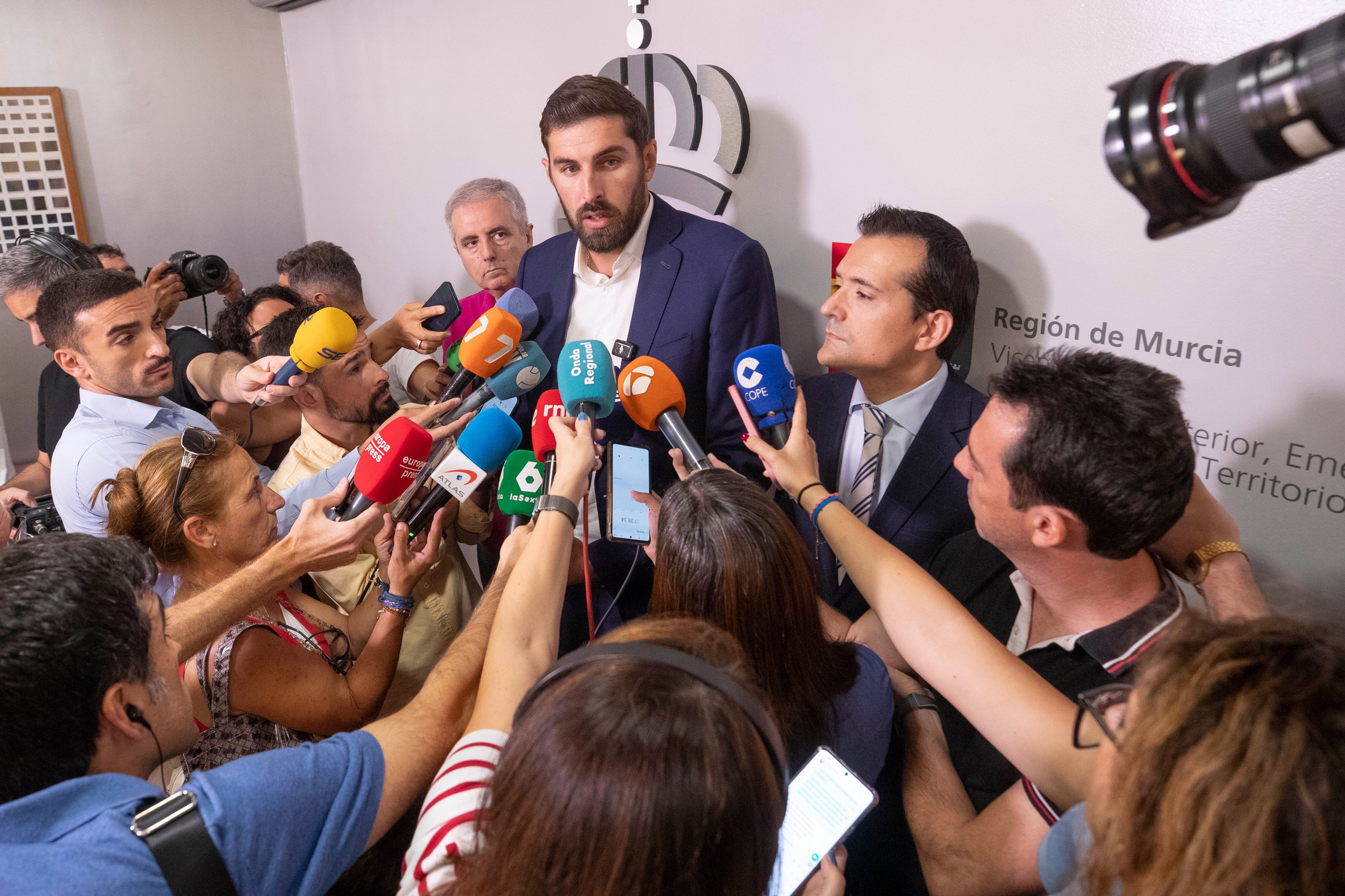 MURCIA, 12/07/2024.- El vicepresidente del Gobierno de Murcia y presidente provincial de VOX, José Ángel Antelo (i), acompañado por el consejero de fomento José Manuel Pancorbo (d), durante la rueda de prensa que ha ofrecido para informar de su dimisión como vicepresidente, este viernes en la consejería de interior y emergencias en Murcia. EFE/Marcial Guillén
