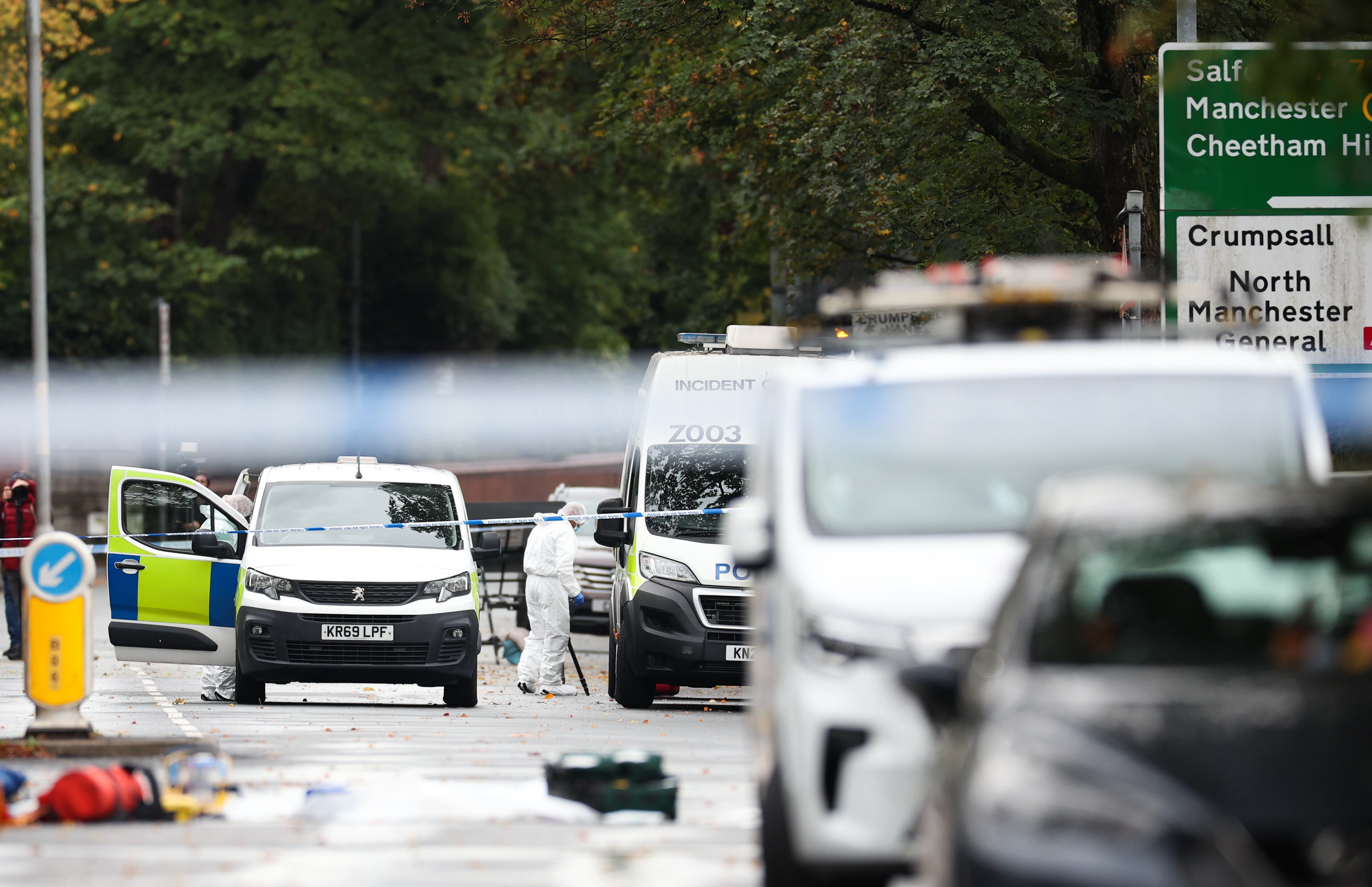Forenses trabajando en la zona del ataque a la sinagoga de Manchester