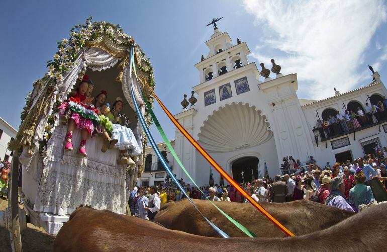 Un carro de la Hermandad de Sanlucar de Barrameda (Cádiz) pasa ante la ermita del Rocío durante la presentación de hermandades celebrada hoy en la aldea almonteña de El Rocío (Huelva).