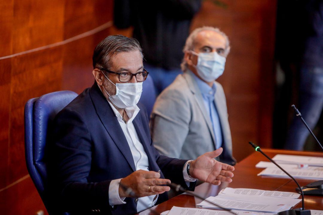 El consejero de Justicia, Interior y Víctimas, Enrique López (i), y el Consejero de Salud de la Comunidad de Madrid, Enrique Ruiz Escudero, durante la rueda de prensa posterior a la reunión de coordinación en el ámbito del PLATERCAM, en Pozuelo de Alarcón.