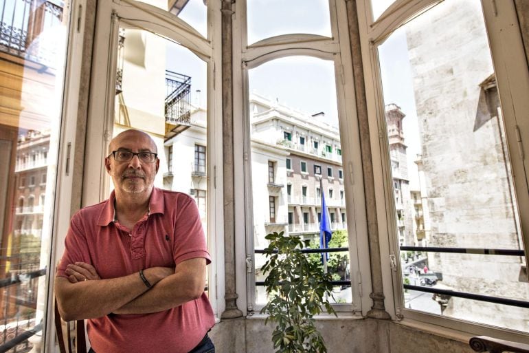 GRA141. VALENCIA, 08/07/2015.- El conseller de Transparencia y Responsabilidad Social, Participación y Cooperación, Manuel Alcaraz, durante la entrevista con la Agencia EFE en la que analiza los retos de su departamento. EFE/Manuel Bruque