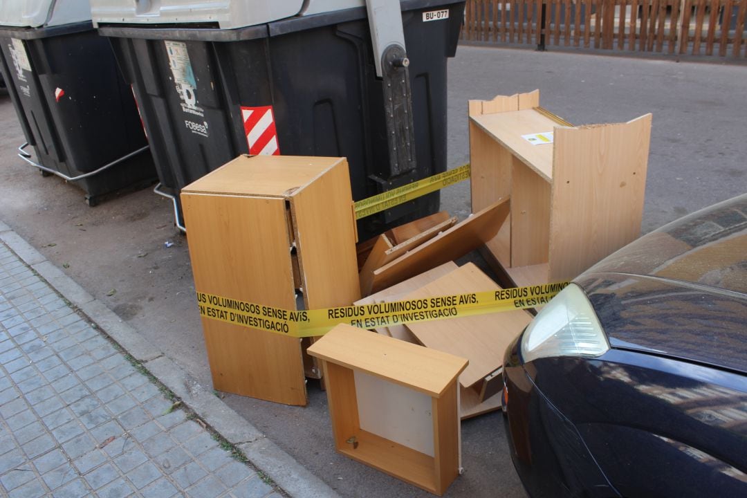 Voluminosos abandonados en la calle en Burriana