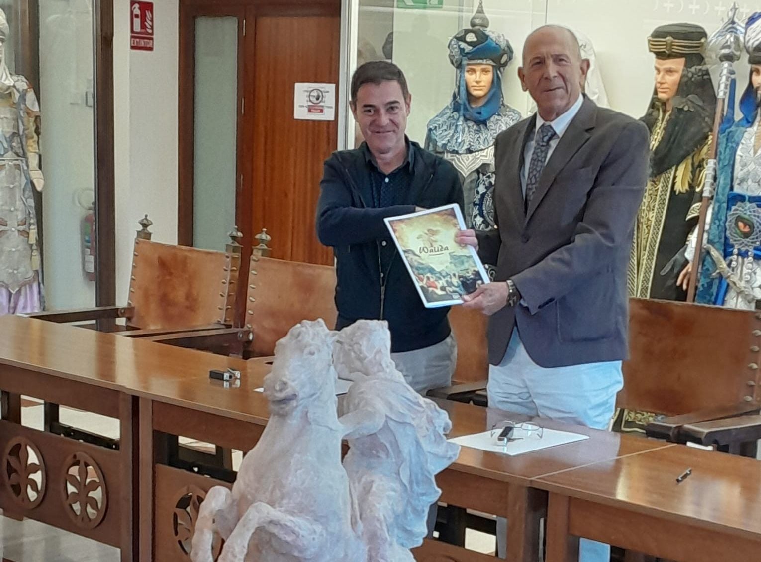 Rafael Valls Buitrago le entrega la obra al presidente de la Asociación de San Jorge, Paco García
