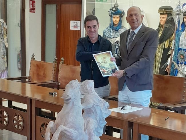 Rafael Valls Buitrago le entrega la obra al presidente de la Asociación de San Jorge, Paco García