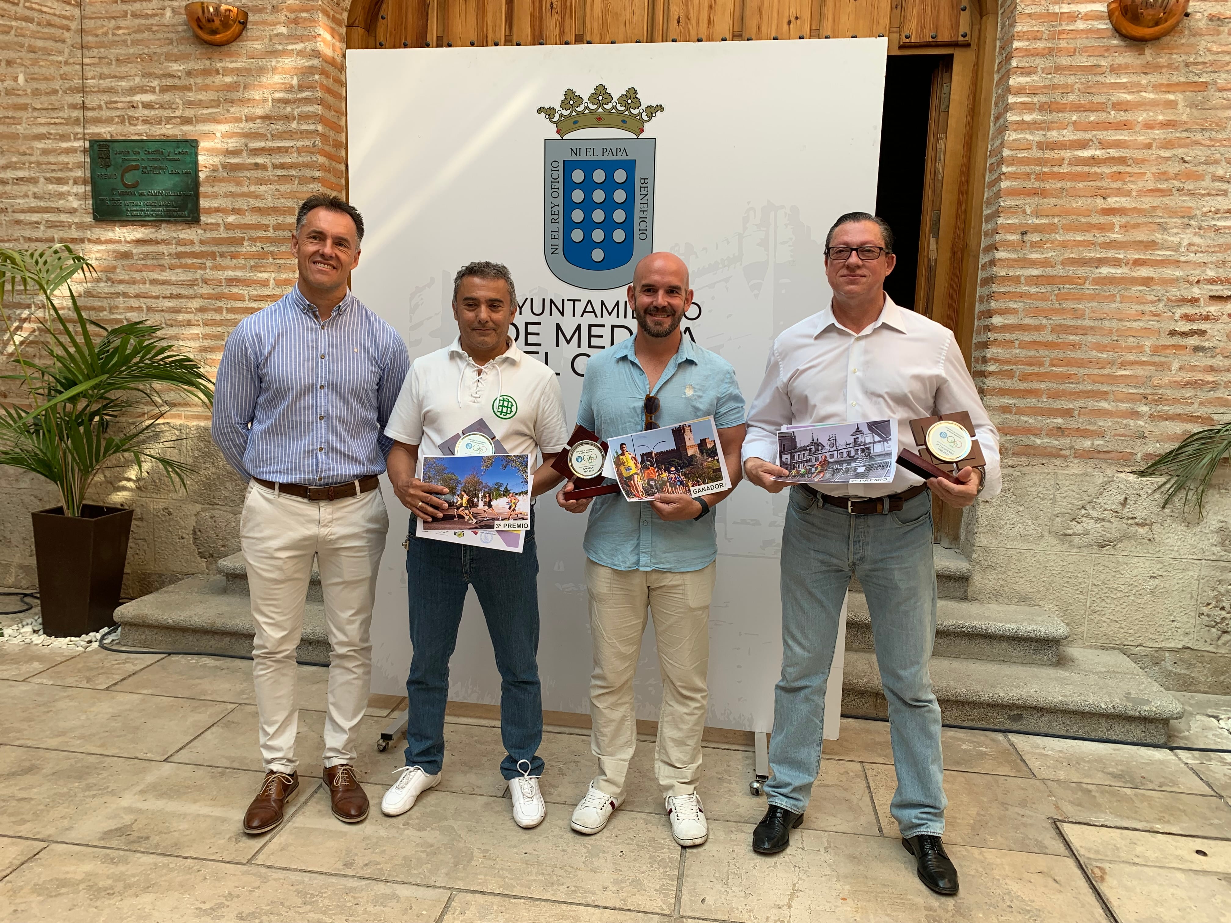 El edil de Deportes, Ricardo Coca, con los ganadores: Juan Carlos, Benjamín y Ángel