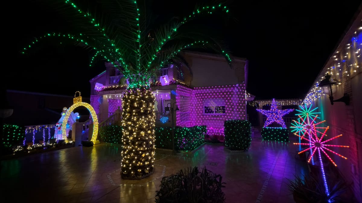 Un vecino de Cobisa (Toledo) crea su propio Cortylandia en la fachada de su vivienda esta Navidad