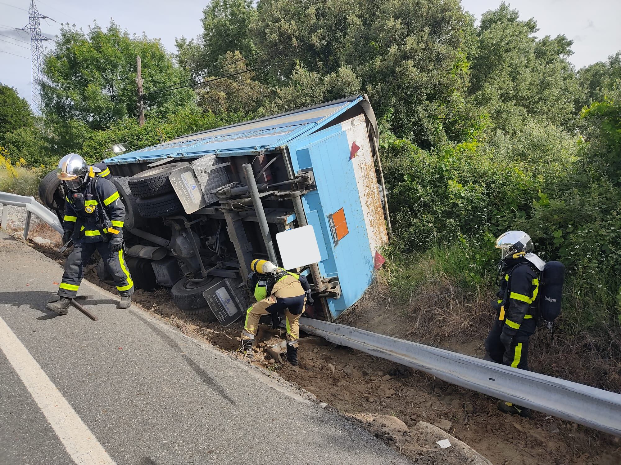 Los bomberos de Ávila están interviniendo en el accidente