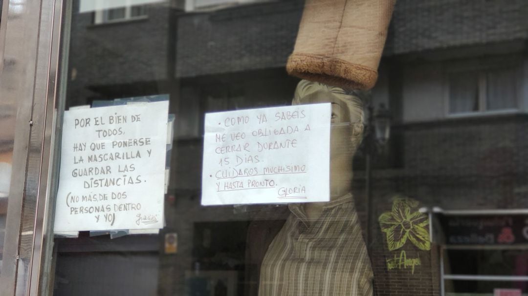 Negocios de pequeño comercio cerrados en Oviedo.