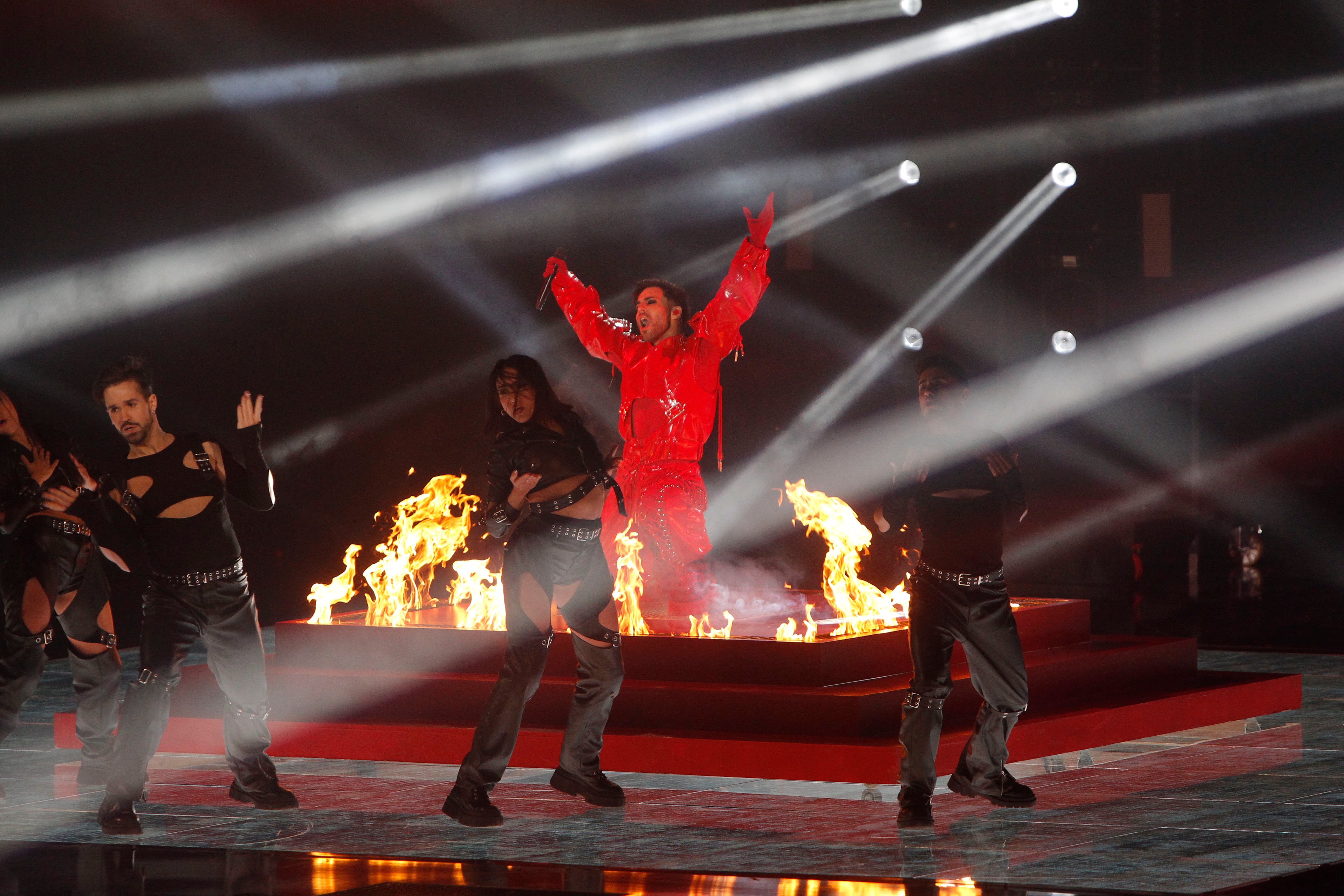 El músico y cantante Agoney durante su actuación en la primera semifinal del Benidorm Fest 2023.