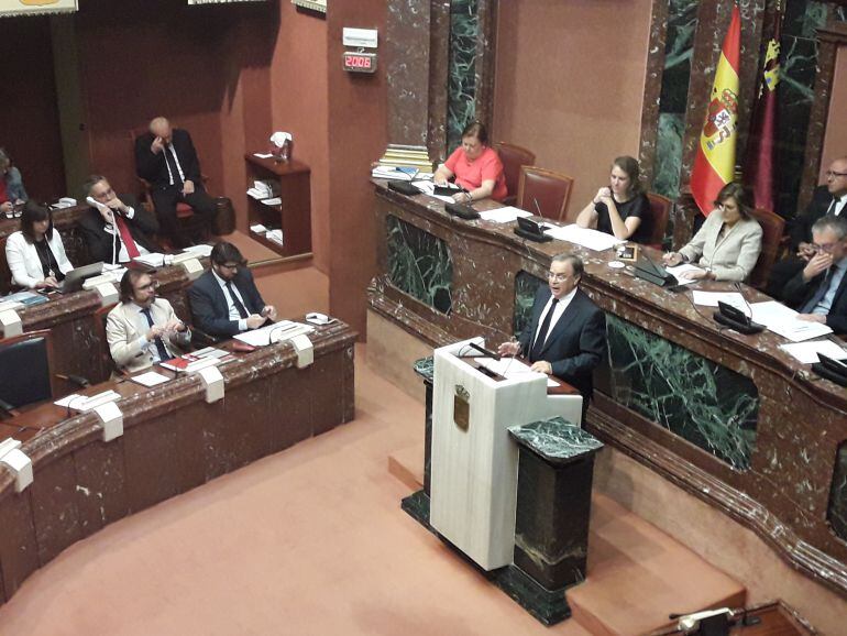 Patricio Valverde, consejero de Fomento de la Región de Murcia, en la Asamblea Regional.