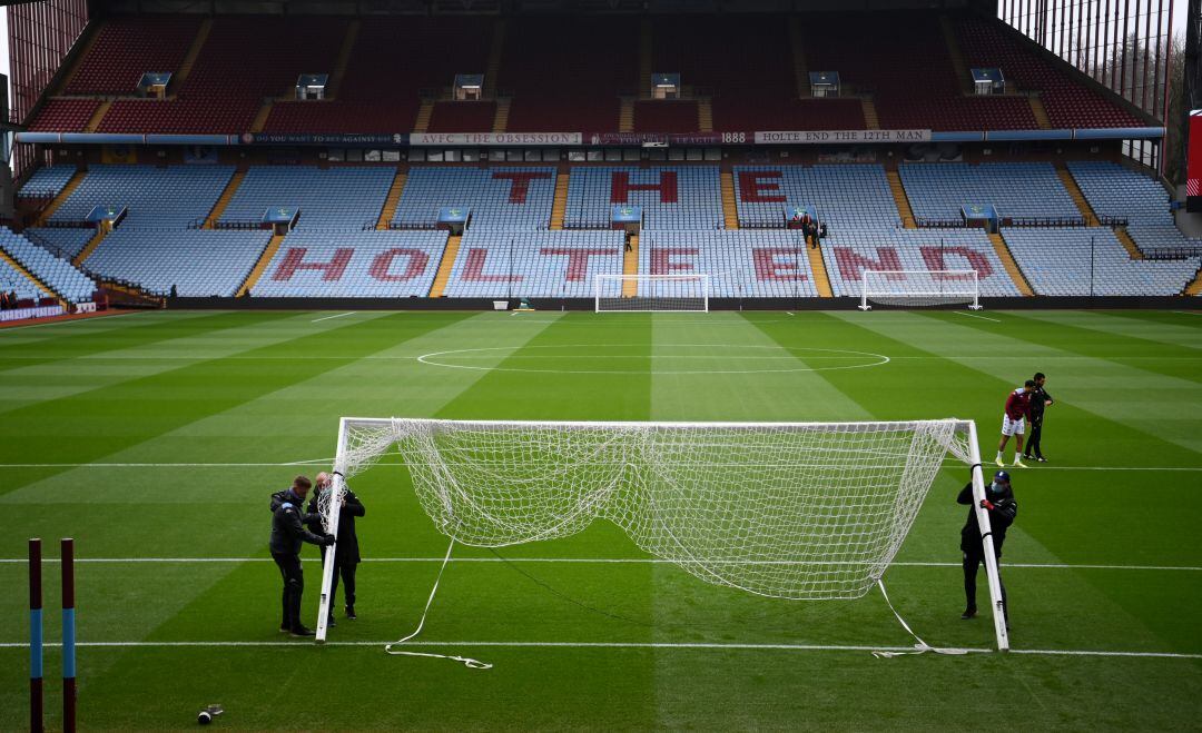 Operarios del Aston Villa recogen las porterías