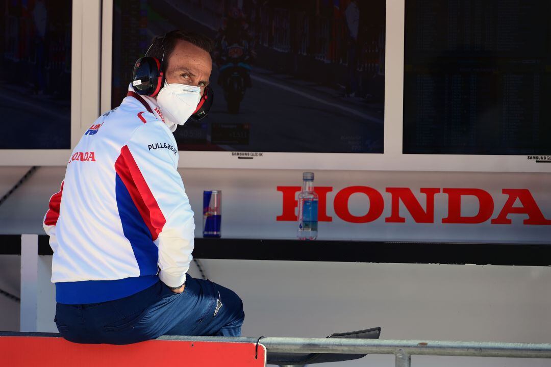 Alberto Puig supervisa el trabajo de sus pilotos en el box de Honda Repsol