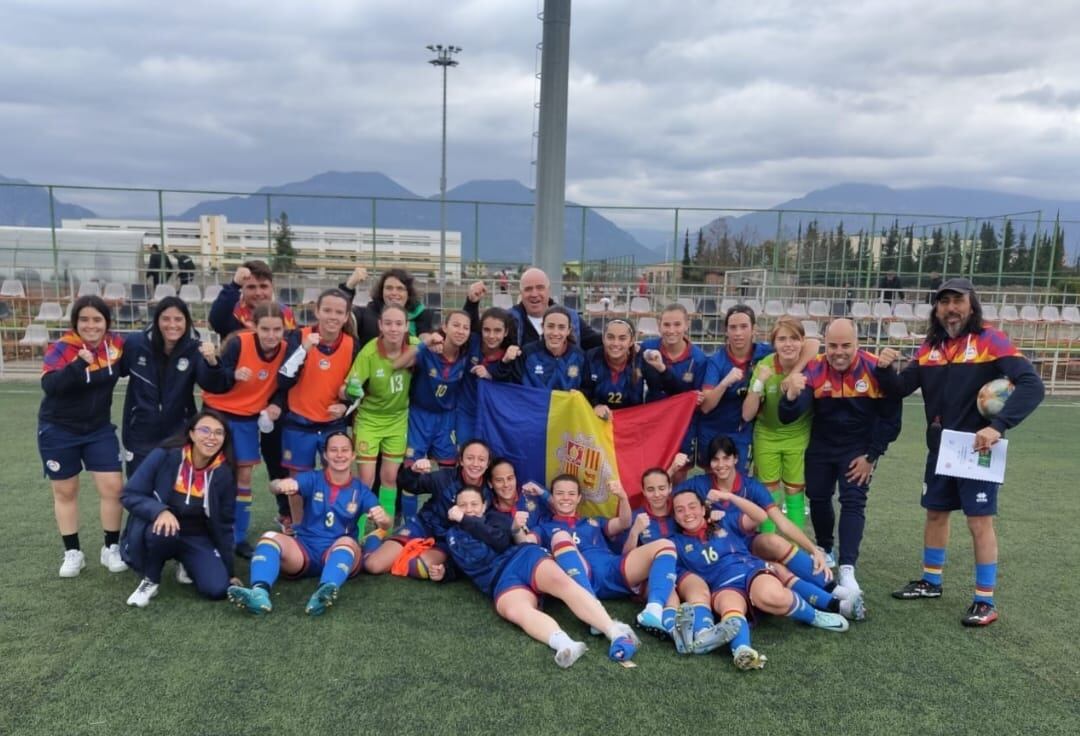 Celebració de la sub-16 femenina de la victòria contra Moldàvia al segon partit del Torneig de desenvolupament UEFA que es disputa aquesta setmana a Albània.