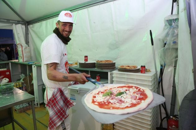 Pizza lista para ser introducida en el horno