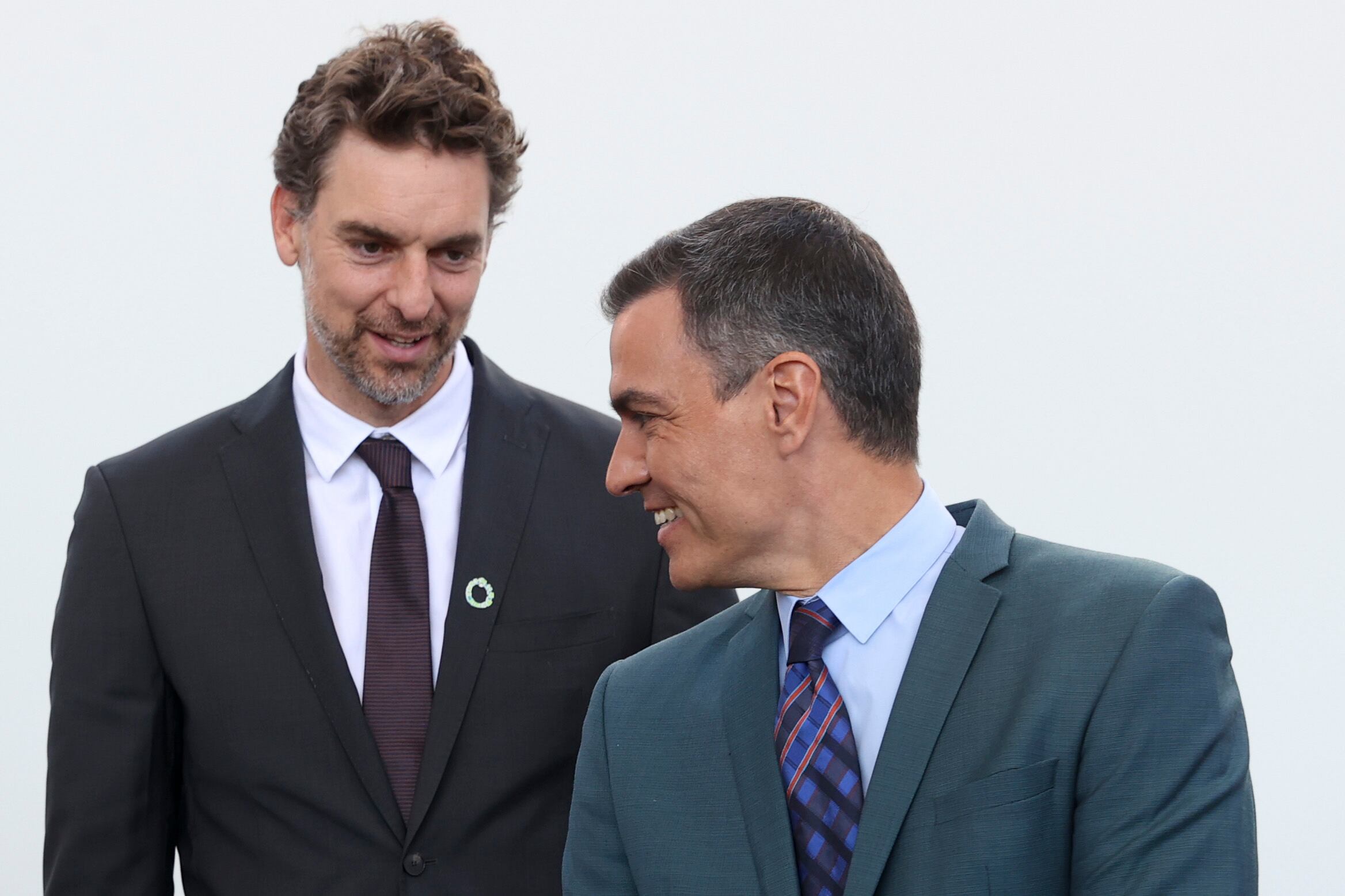 El presidente del Gobierno, Pedro Sánchez, junto con Pau Gasol en el acto de clausura en Getafe del &#039;Plan Estratégico Nacional para la Reducción de la Obesidad Infantil&#039;.