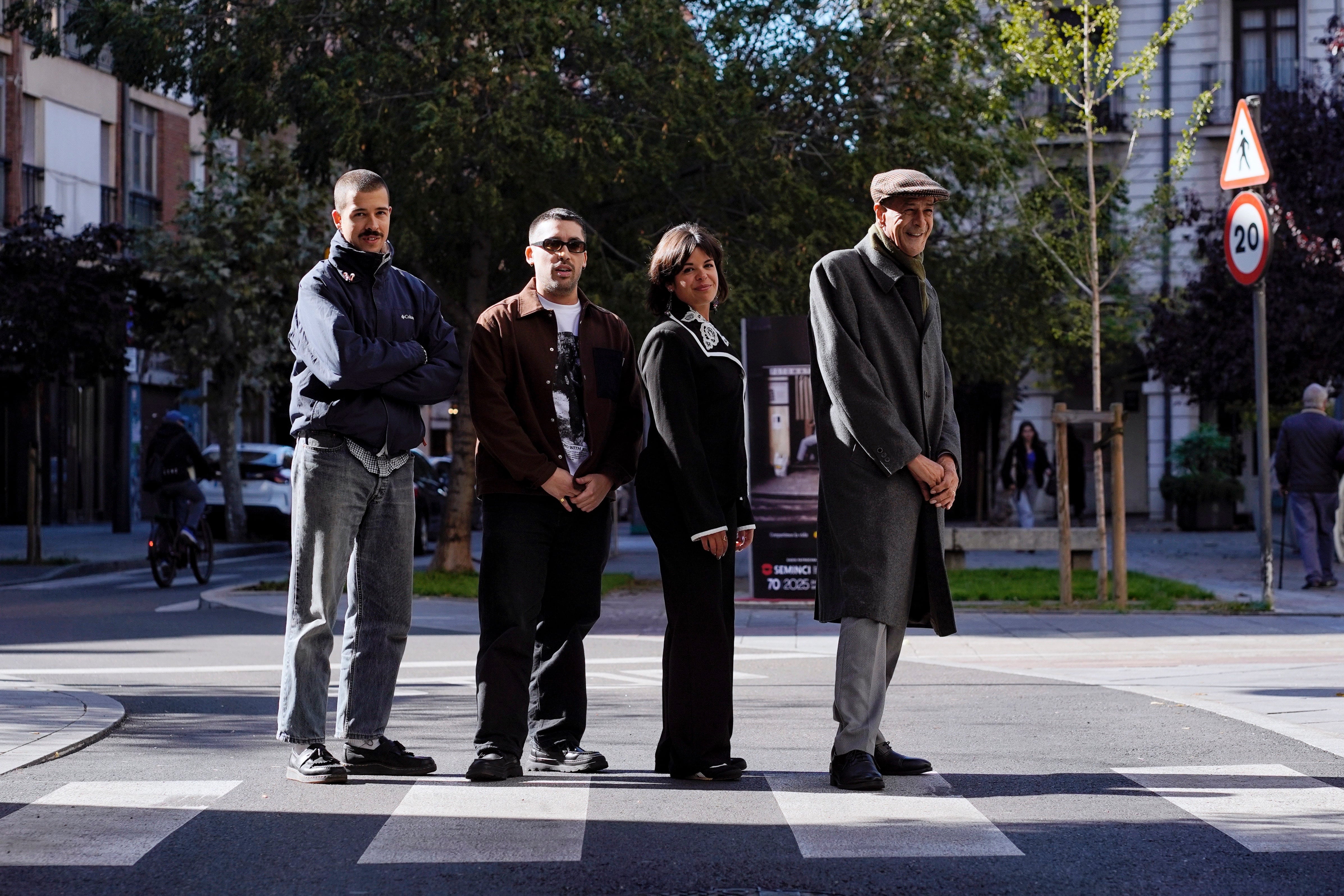 VALLADOLID, 27/10/2025.- El director murciano Carlos Saiz Espin (2d) y los actores Lionel Corral Bernal (i), Lionel Corral (d) y Alicia Corral (2d), tras la presentación esta mañana de la película '?Lionel', que participa en la sección oficial de la 70 edición de la Semana Internacional de Cine de Valladolid (SEMINCI). EFE/ Nacho Gallego