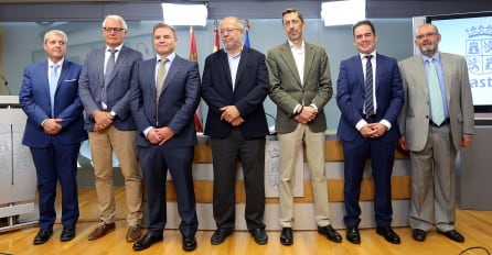 De izquierda a derecha: José María Crespo, Joaquín Meseguer, Carlos Aguilar, el consejero de Transparencia, Francisco Igea, Fernando Navarro, José Miguel García y Antonio Calonge tras el acto de toma de posesión de los altos cargos de la Consejería de Transparencia, Ordenación del Territorio y Acción Exterior