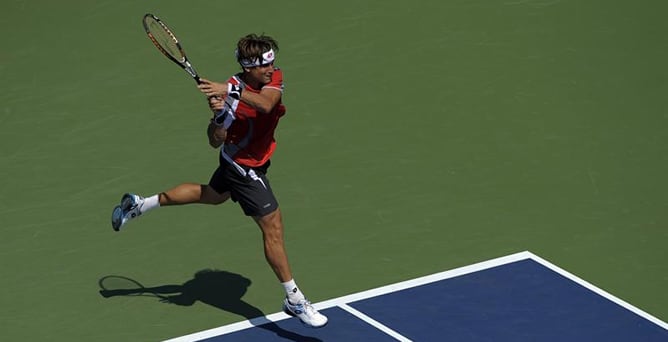 El tenista español David Ferrer devuelve la bola al holandés Igor Sijsling durante el partido correspondiente a la quinta jornada del Abierto de Estados Unidos disputado en la pista del Centro Nacional de Tenis de Flushing Meadows, Nueva York, EE.UU., el 