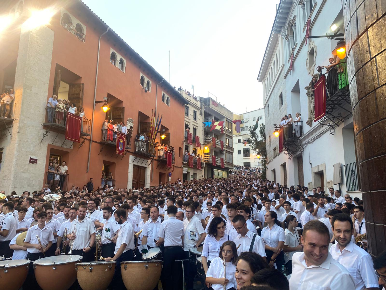 Más de un millar de músicos interpretan la marcha mora “Chimo” en la Plaza Mayor de Ontinyent