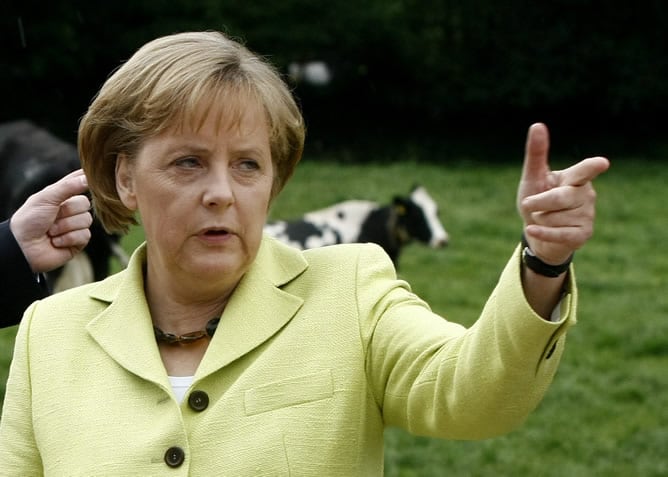 La canciller alemana Angela Merkel visita una explotación ganadera de leche al norte de Bremen, en Alemania, antes de la cumbre europea sobre los problemas del sector