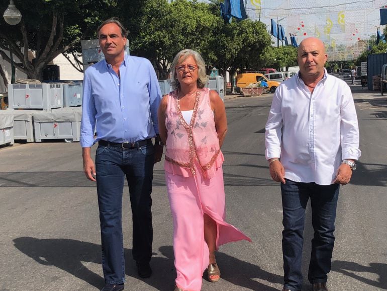 La concejala de Fiestas,Teresa Porras junto al presidente de la Federación malagueña de peñas, Jesús González y el representante de empresarios de discotecas de Málaga, Juan Rambla.