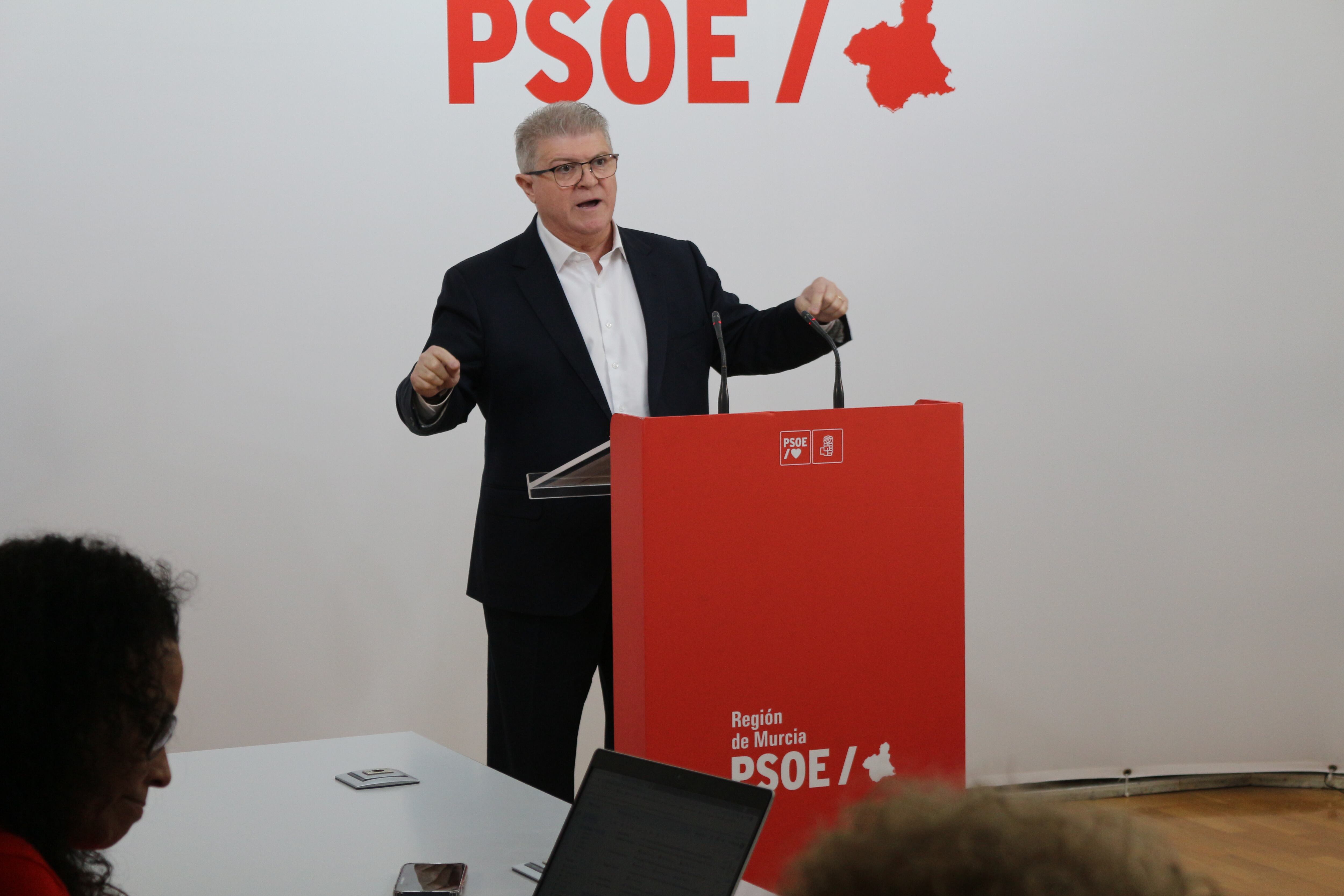José Vélez en la sede del PSRM-PSOE