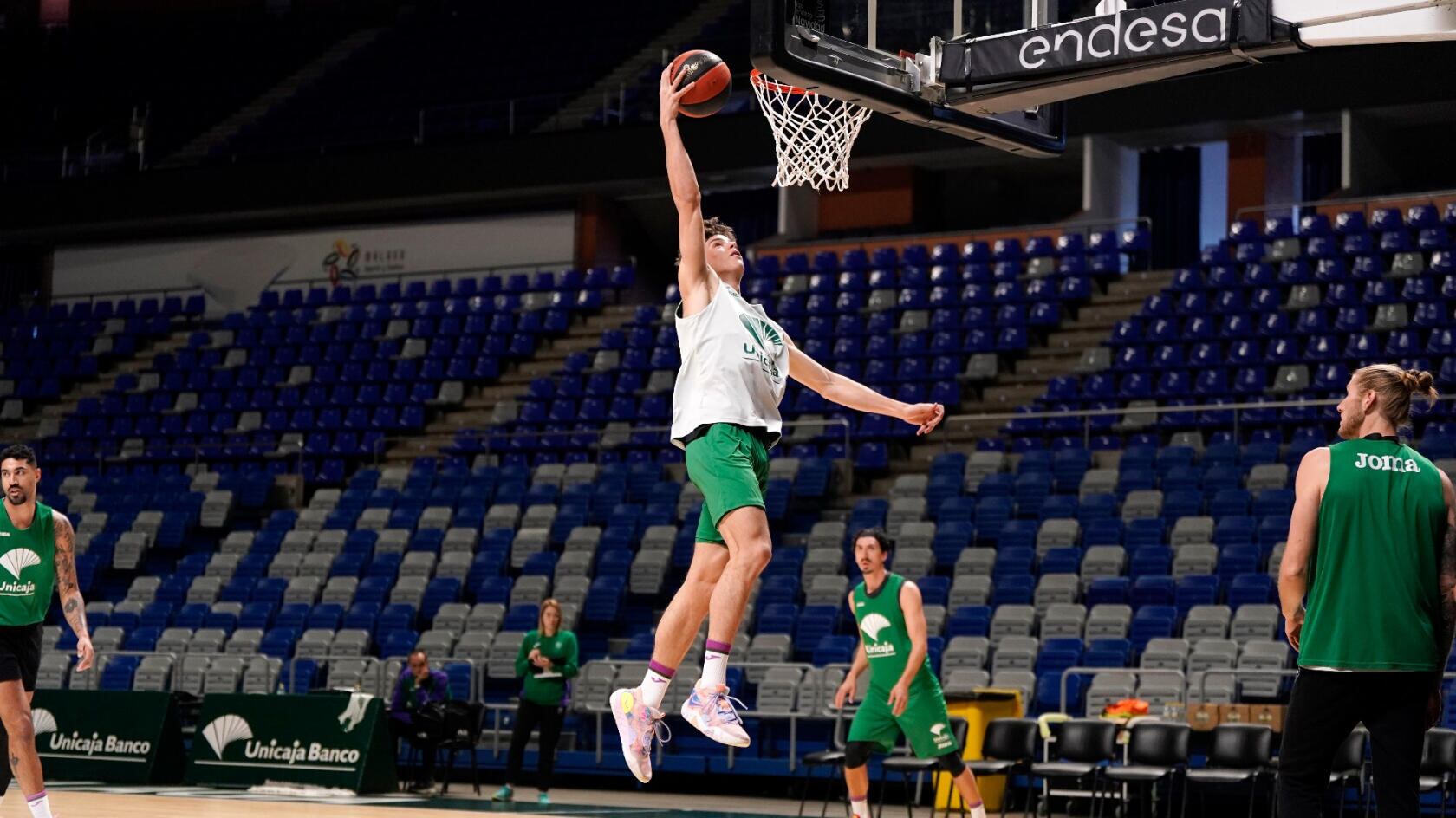 Mario Saint-Supéry intenta un mate en un entrenamiento del Unicaja