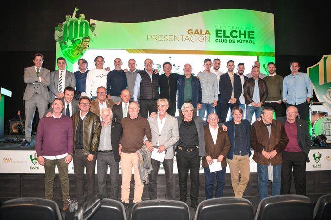 Jugadores de varias generaciones del Elche posan en la foto de familia