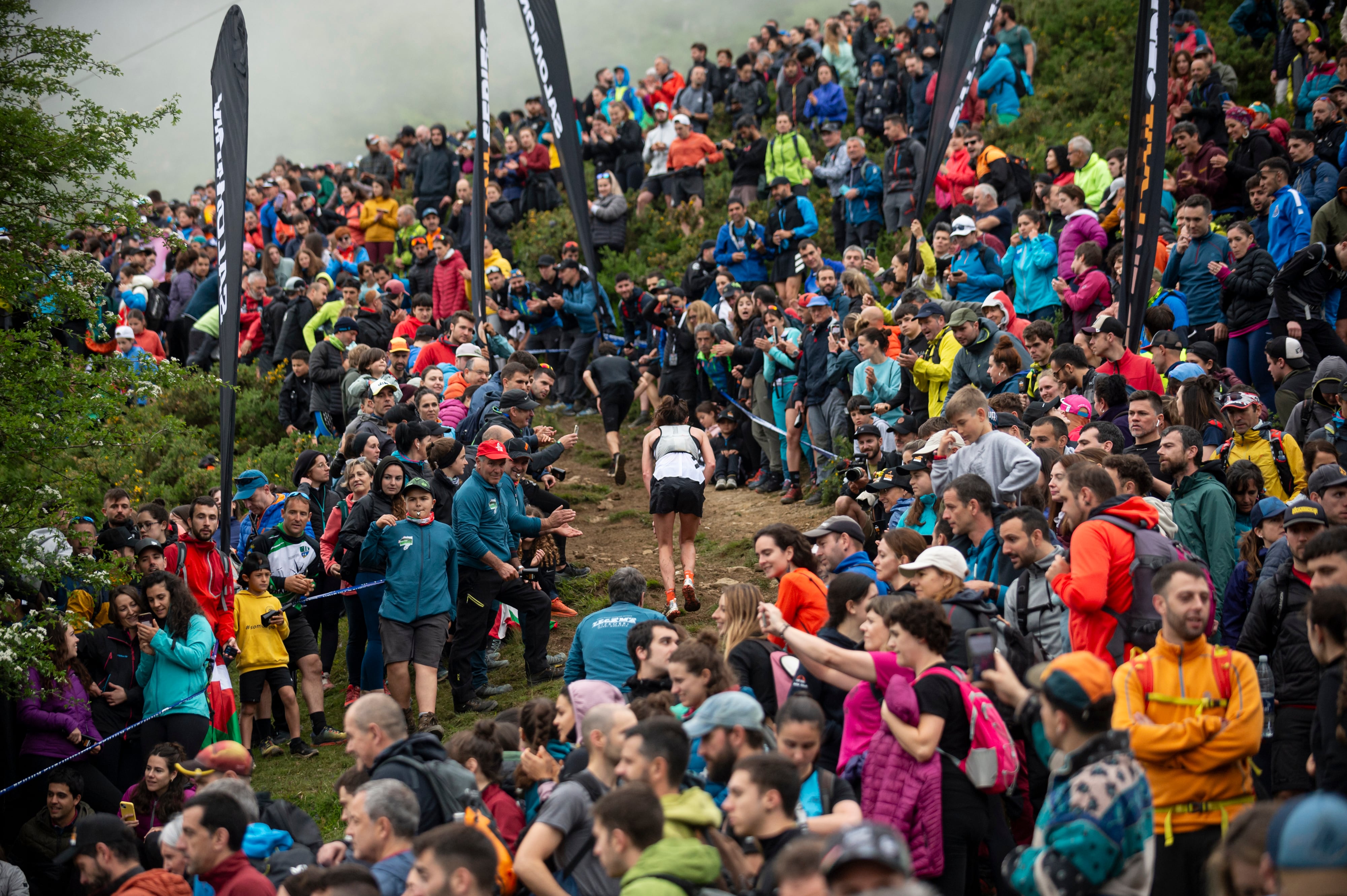 Espectadores se agolpan en la cuesta de Sancti Spiritu durante la edición de 2024 de la maratón de montaña Zegama-Aizkorri