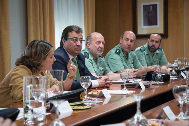 Fernández Vara, junto a varios miembros de la Guardia Civil que han participado en la reunión