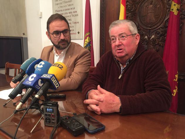 El alcalde de Lorca, Diego José Mateos, y Patricio Gómez, portavoz de la Plataforma Villaespesa Soterrada