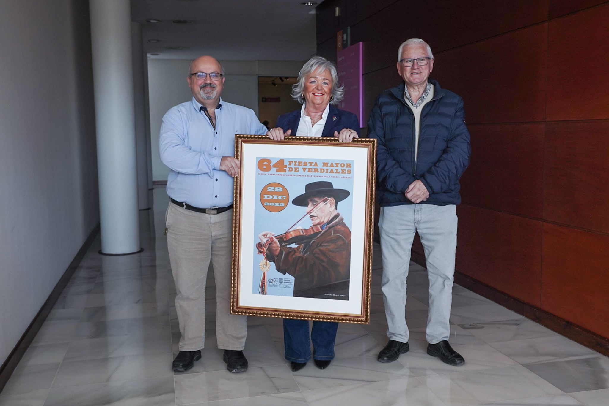 La concejala delegada de Servicios Operativos, Playas y Fiestas, Teresa Porras, acompañada por el presidente de la Federación de Pandas de Verdiales, José María Cuenca, ha dado a conocer esta mañana los detalles de esta nueva edición de la Fiesta Mayor, que repartirá 34.910 euros en premios. El cartel de la edición de este año ha sido elaborado por la pintora Mariví Verdú.