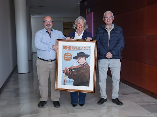 La concejala delegada de Servicios Operativos, Playas y Fiestas, Teresa Porras, acompañada por el presidente de la Federación de Pandas de Verdiales, José María Cuenca, ha dado a conocer esta mañana los detalles de esta nueva edición de la Fiesta Mayor, que repartirá 34.910 euros en premios. El cartel de la edición de este año ha sido elaborado por la pintora Mariví Verdú.