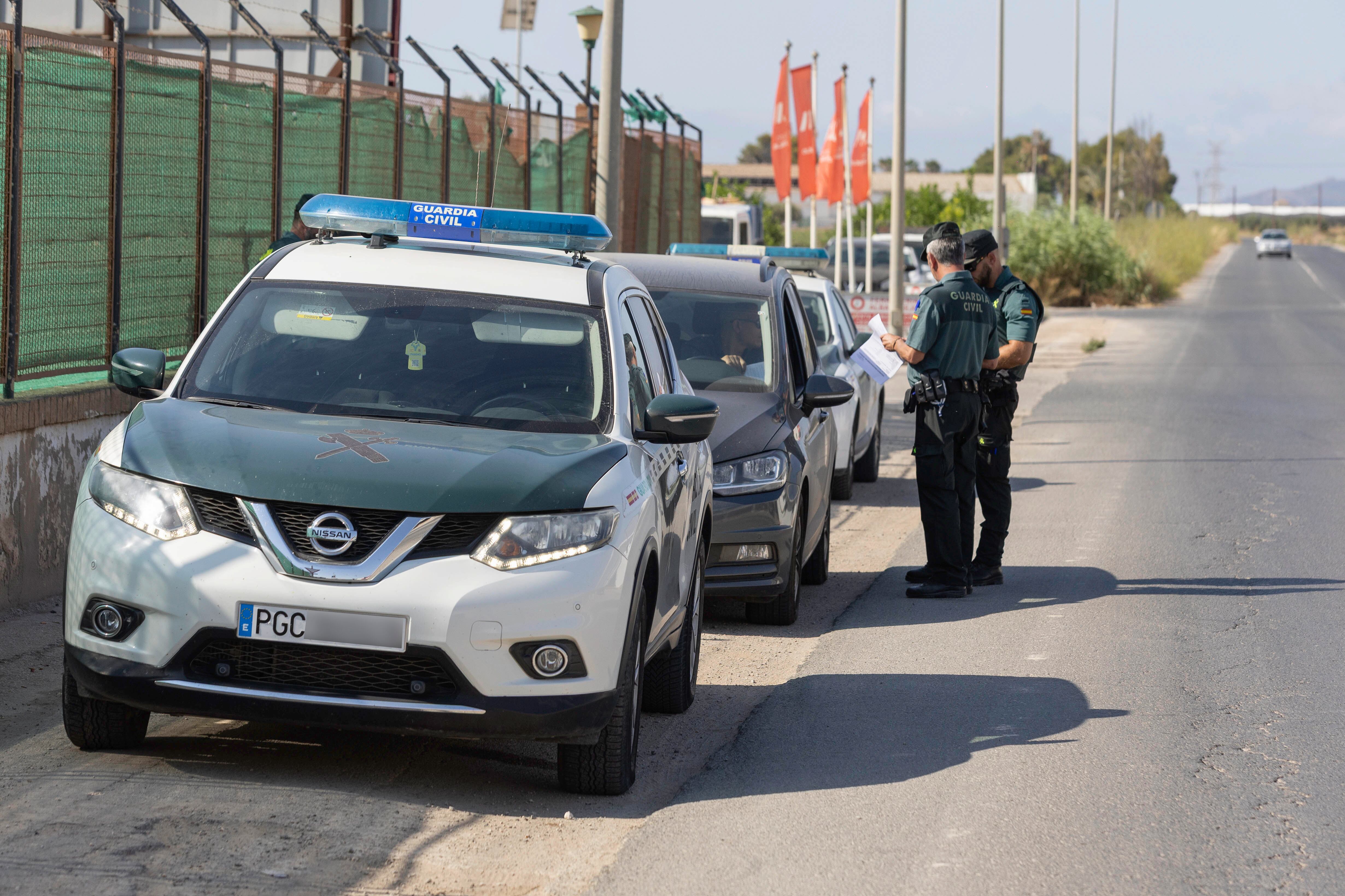 FOTODELDÍA TORRE PACHECO, (MURCIA), 17/07/2025.- Agentes de la Guardia Civil controlan el acceso a Torre Pacheco en todas las entradas al municipio. La localidad murciana de Torre Pacheco cumple seis días desde el inicio de los disturbios racistas organizados por grupos de ultraderecha. EFE/Marcial Guillén