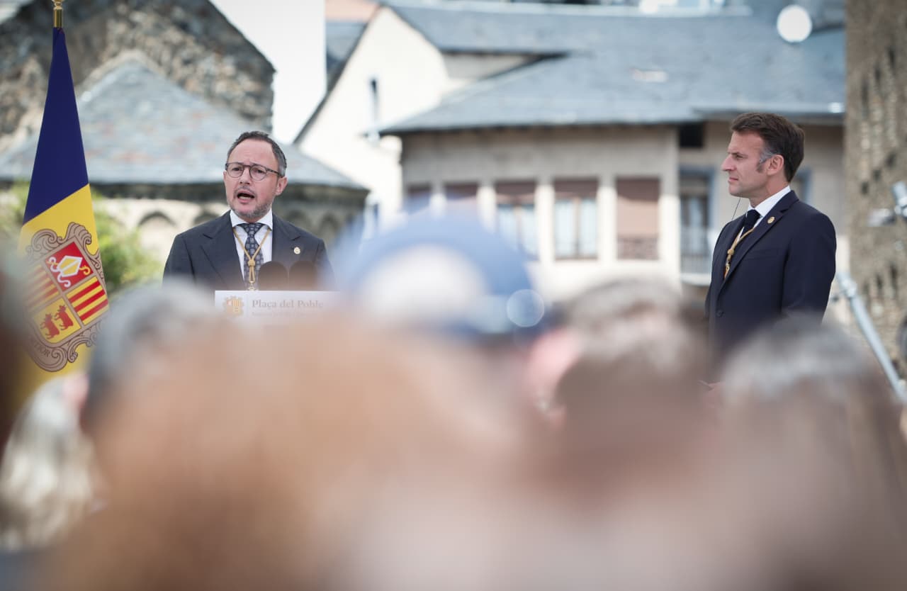 Un moment del discurs del cap de Govern a la plaça del Poble davant el copríncep francès, Emmanuel Macron