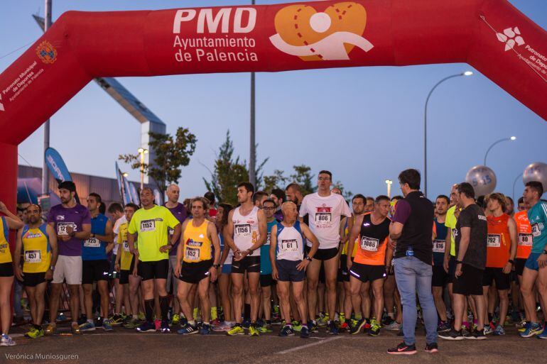 Momento previo a la salida de la V Carrera Nocturna Monumental Cadena SER Ciudad de Palencia