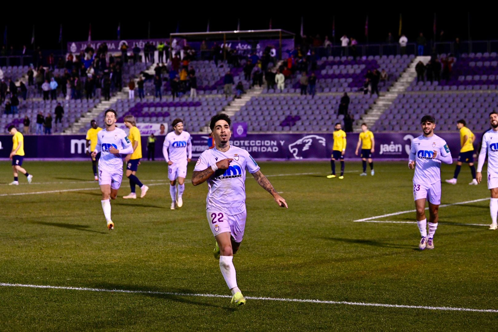 Óscar Lozano celebra el definitivo segundo gol de este domingo ante el Marbellí.