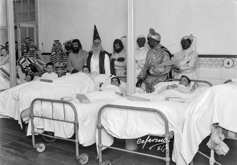 Los Reyes Magos visitan un hospital en Vitoria en 1935