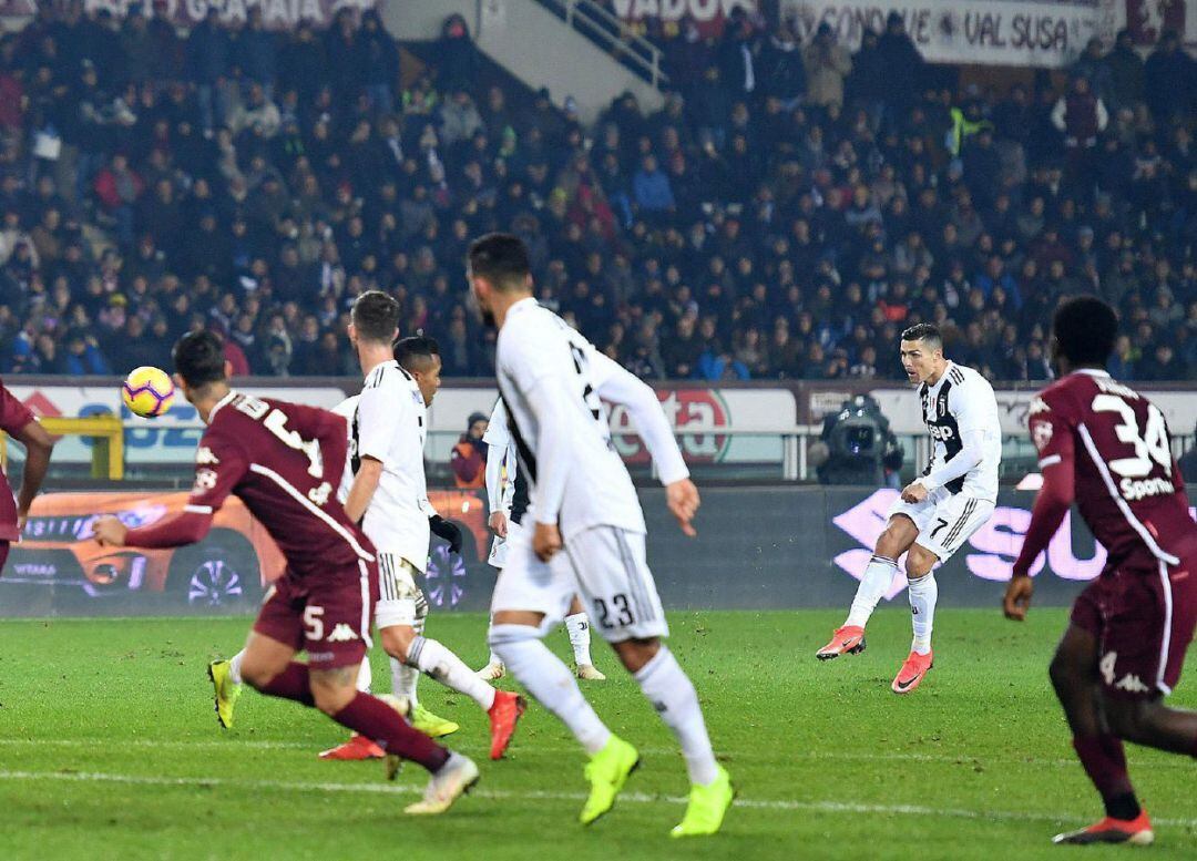 Cristiano Ronaldo lanza una falta durante el Torino - Juventus.