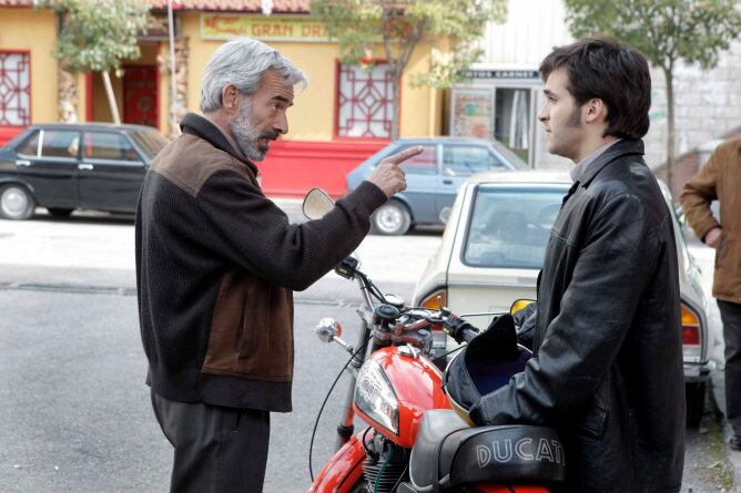 Antonio Alcántara (Imanol Arias) abronca a su hijo Carlos (Ricardo Gómez) en &#039;Cuéntame&#039;