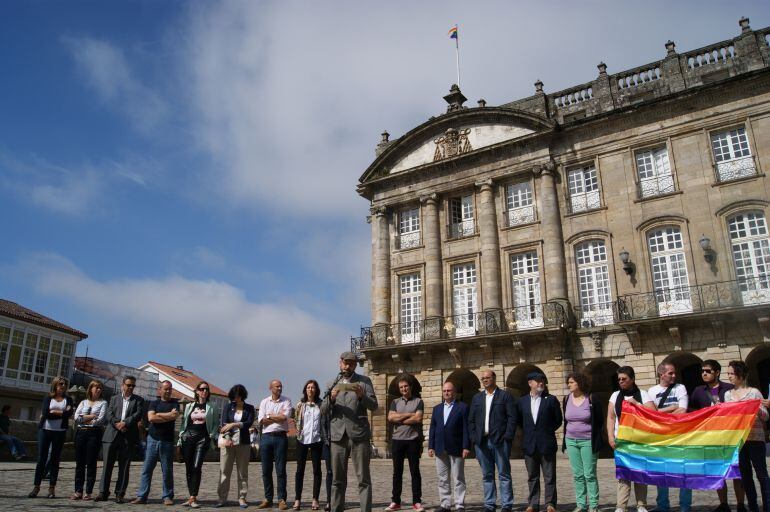 El alcalde de Santiago, Martiño Noriega, lee el manifiesto refrendado por toda la corporación junto al colectivo "Ultreia"