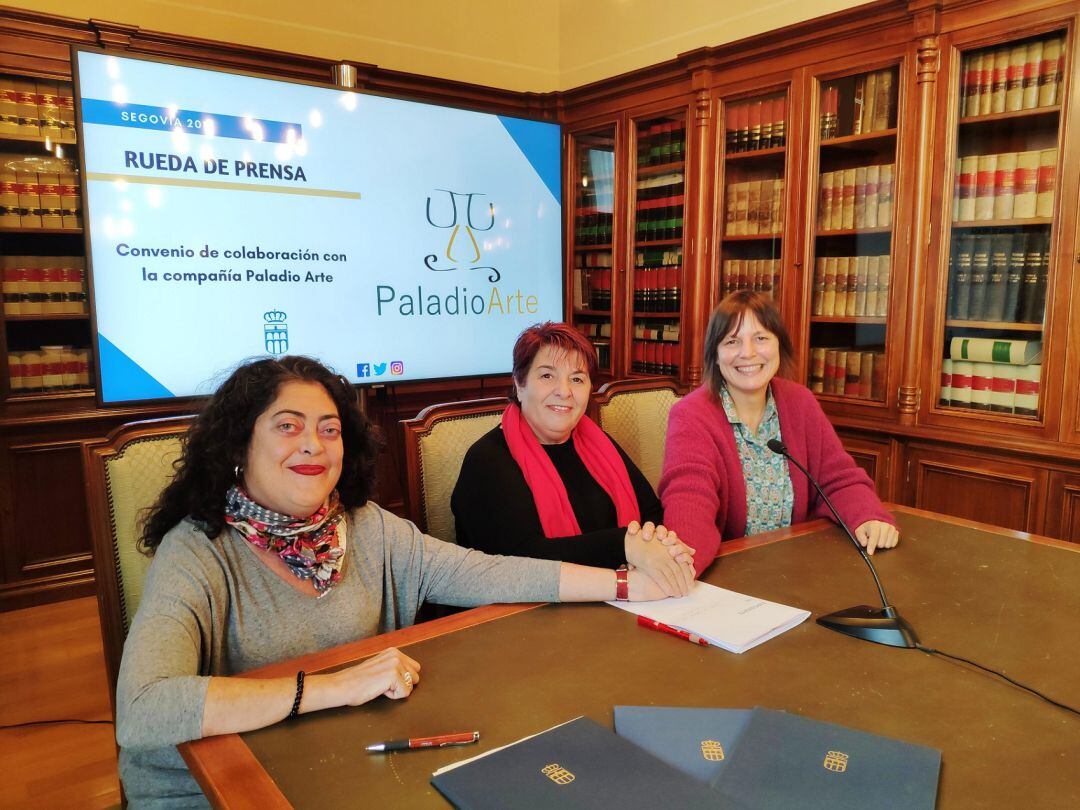 La alcaldesa de Segovia junto a Marta Cantero, de Paladio Arte y la concejala de cultura, Gina Aguiar 