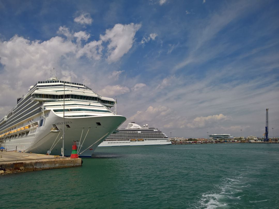 Cruceros atracados en el puerto de València