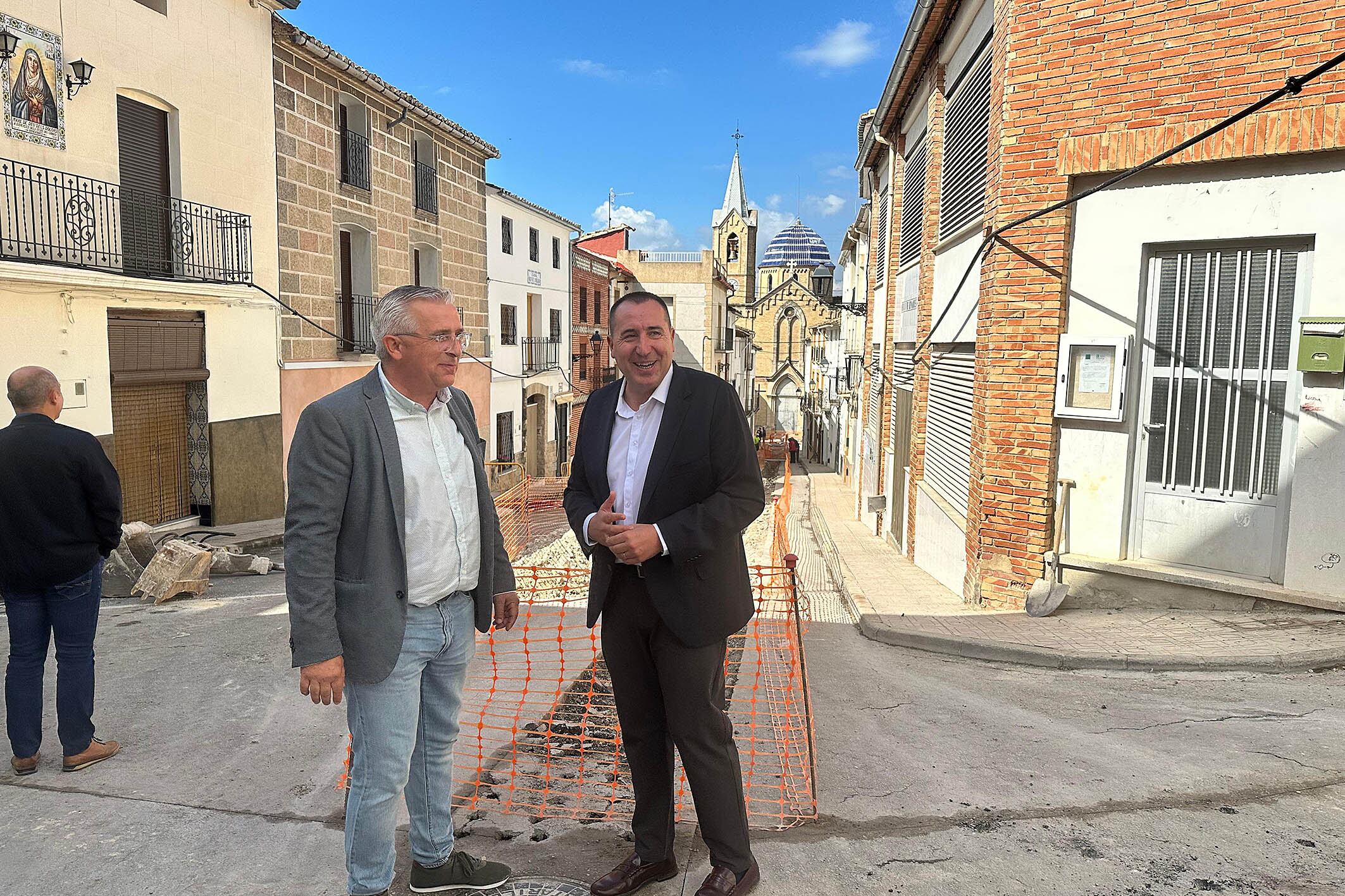 Francisco Sellés, alcalde de Beniarrés, y Antonio Bernabeu, diputado de Infraestructuras, visitando las obras en varios viales de este municipio del Comtat.